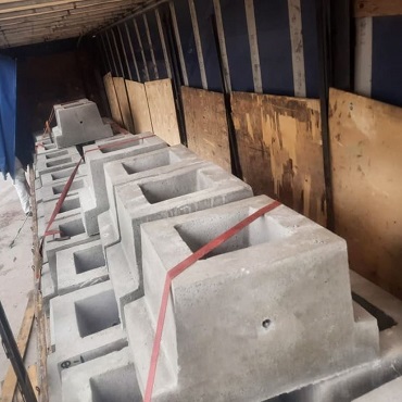 Отгрузка фундаментов под дорожные знаки